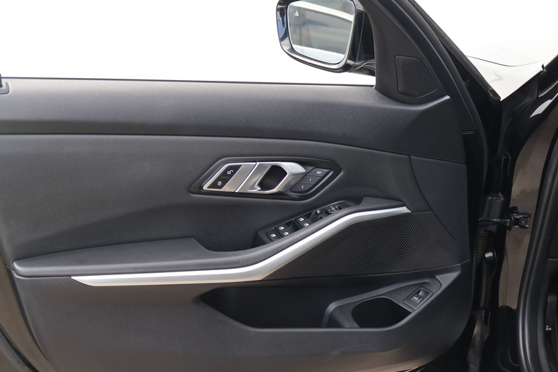 BMW 330i Vehicle Full-screen Gallery Image 15