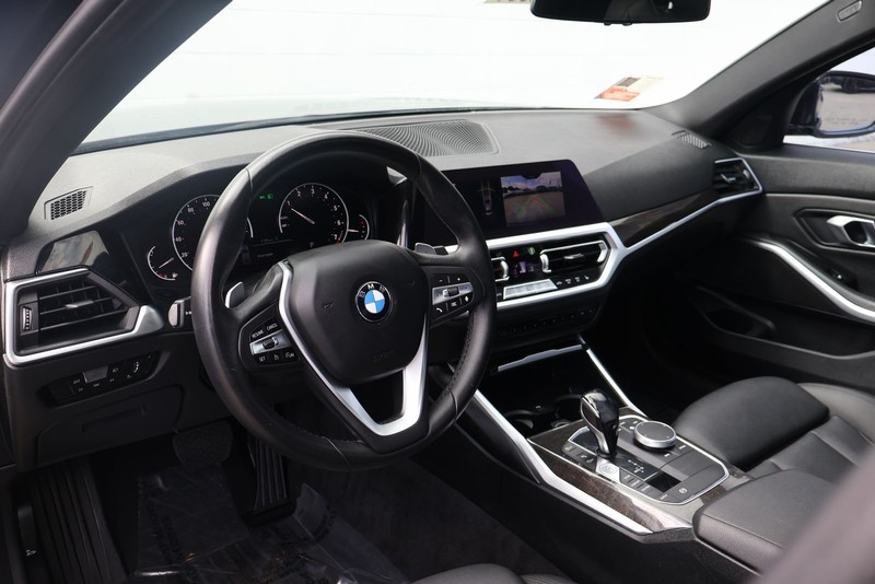 BMW 330i Vehicle Full-screen Gallery Image 16