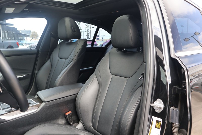 BMW 330i Vehicle Full-screen Gallery Image 17