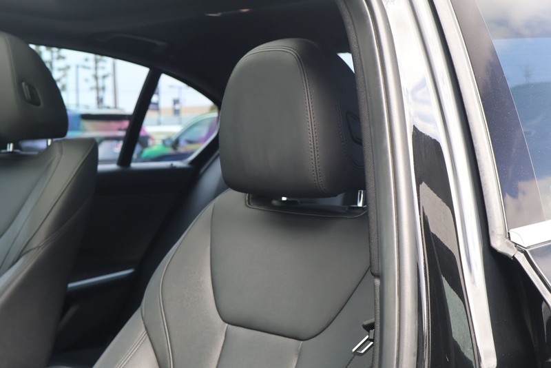 BMW 330i Vehicle Full-screen Gallery Image 18