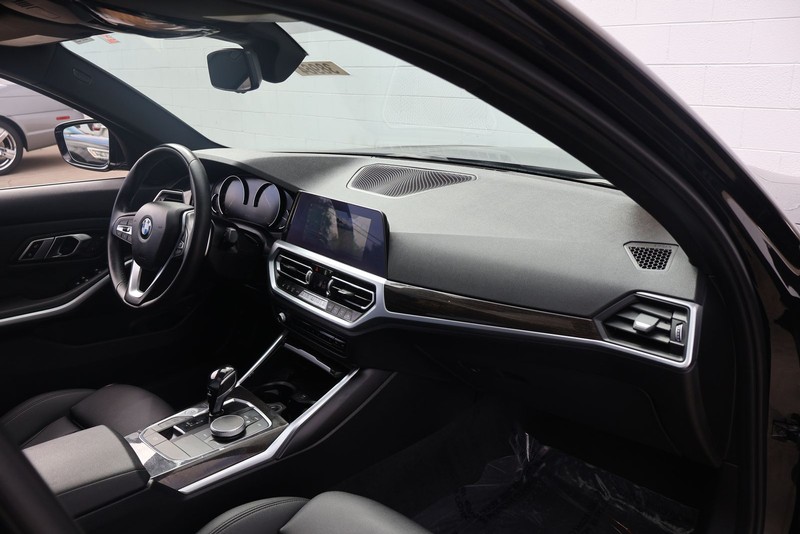 BMW 330i Vehicle Full-screen Gallery Image 19