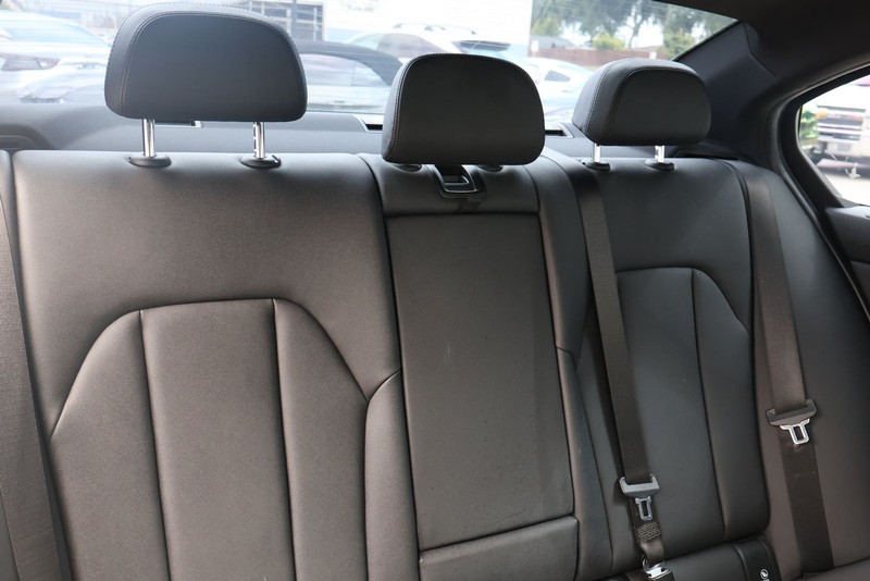 BMW 330i Vehicle Full-screen Gallery Image 21