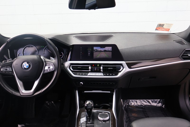 BMW 330i Vehicle Full-screen Gallery Image 22