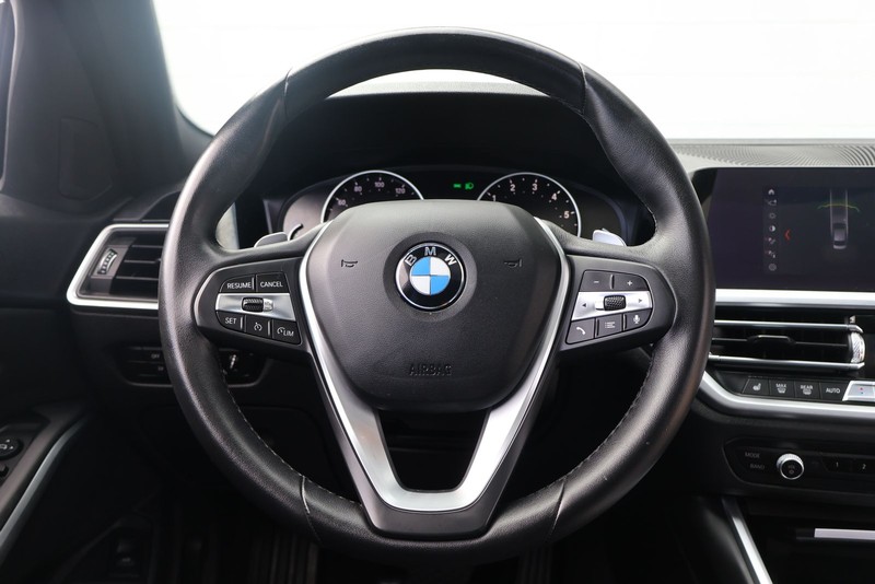BMW 330i Vehicle Full-screen Gallery Image 23