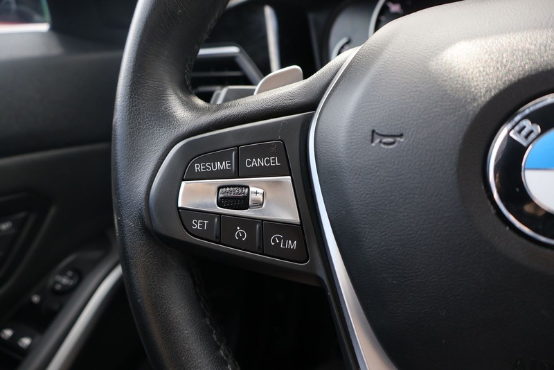 BMW 330i Vehicle Full-screen Gallery Image 24