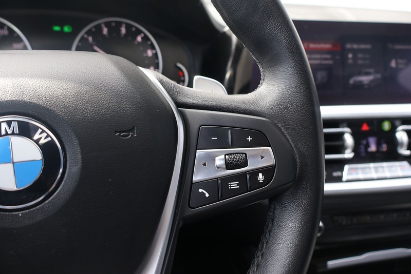 BMW 330i Vehicle Full-screen Gallery Image 25