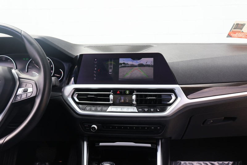 BMW 330i Vehicle Full-screen Gallery Image 26