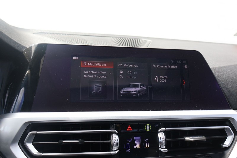 BMW 330i Vehicle Full-screen Gallery Image 27