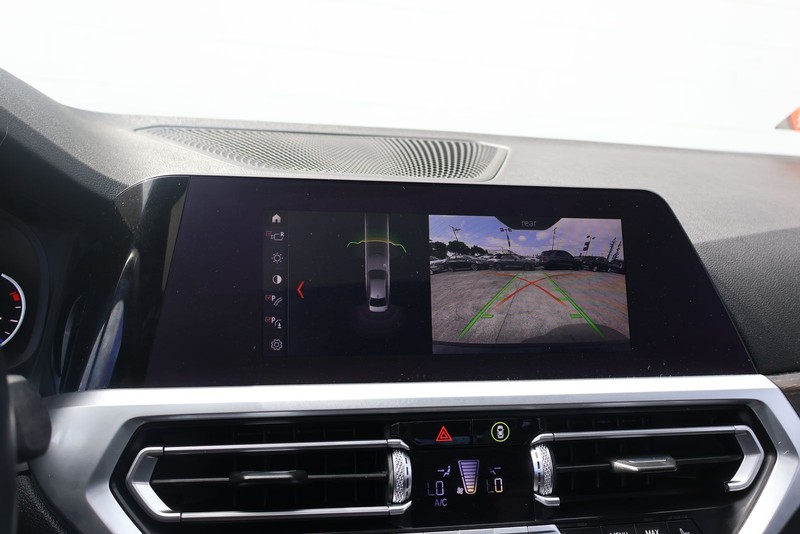 BMW 330i Vehicle Full-screen Gallery Image 28