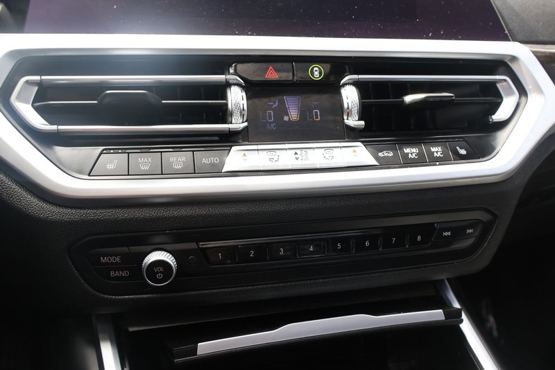 BMW 330i Vehicle Full-screen Gallery Image 29