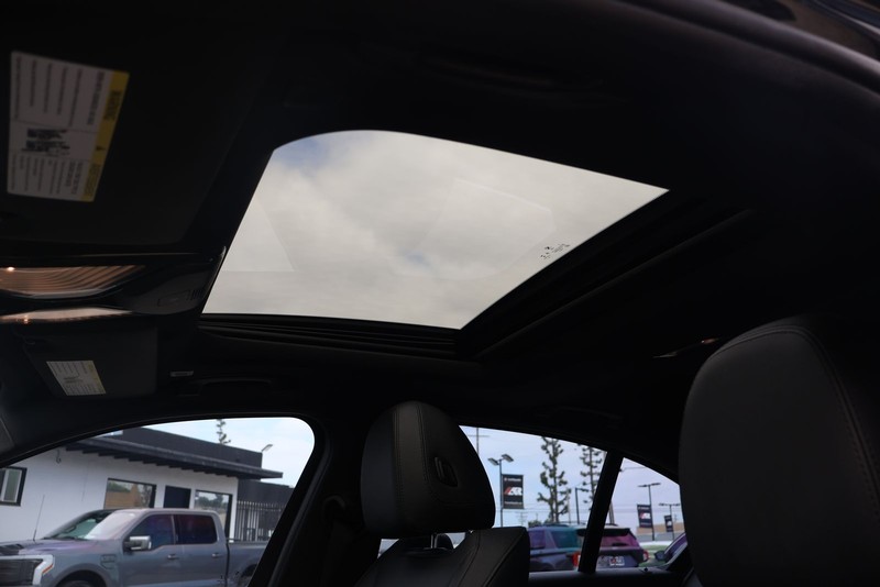 BMW 330i Vehicle Full-screen Gallery Image 32