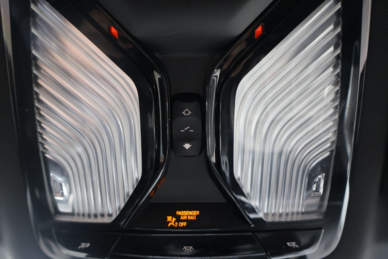 BMW 330i Vehicle Full-screen Gallery Image 33