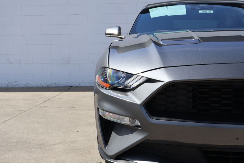 Ford Mustang Vehicle Full-screen Gallery Image 03