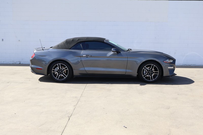 Ford Mustang Vehicle Full-screen Gallery Image 04