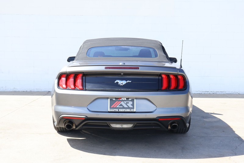 Ford Mustang Vehicle Full-screen Gallery Image 06