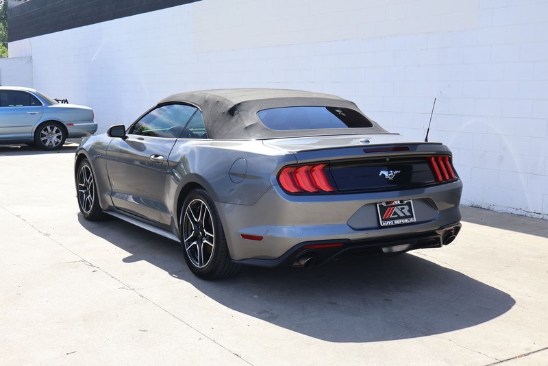 Ford Mustang Vehicle Full-screen Gallery Image 09