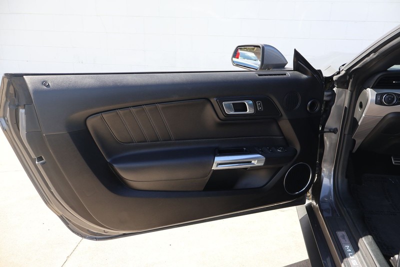 Ford Mustang Vehicle Full-screen Gallery Image 14