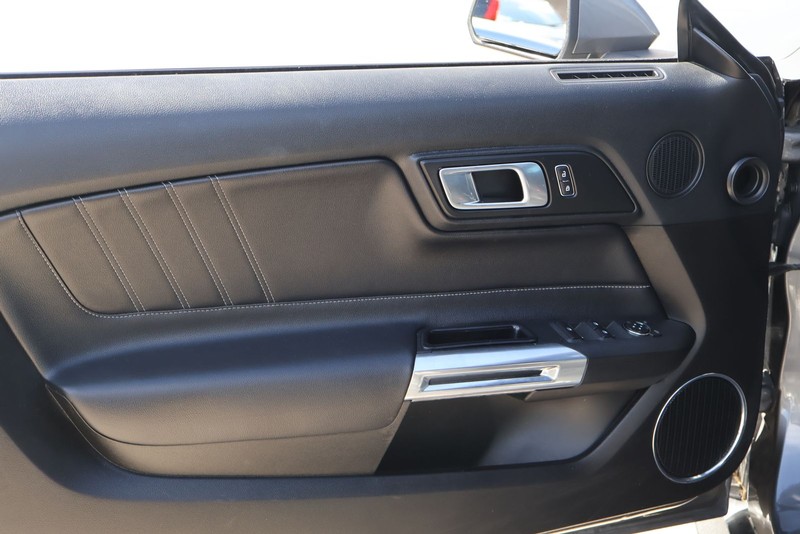 Ford Mustang Vehicle Full-screen Gallery Image 15