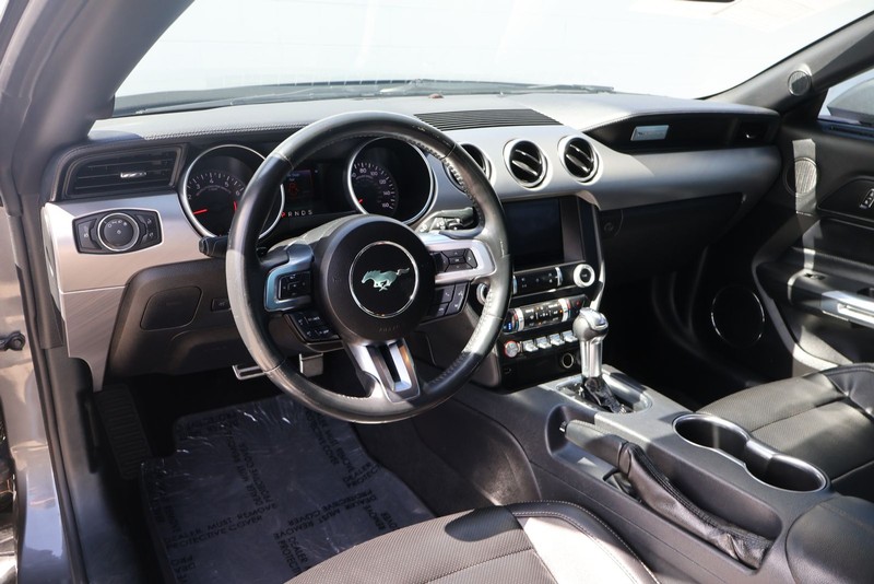 Ford Mustang Vehicle Full-screen Gallery Image 16