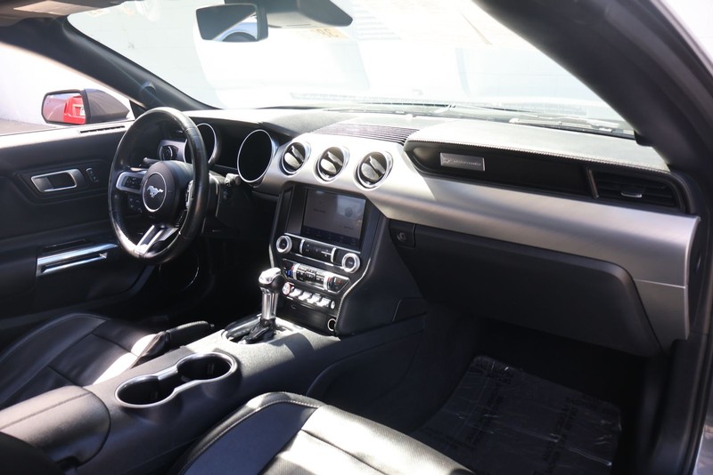 Ford Mustang Vehicle Full-screen Gallery Image 19