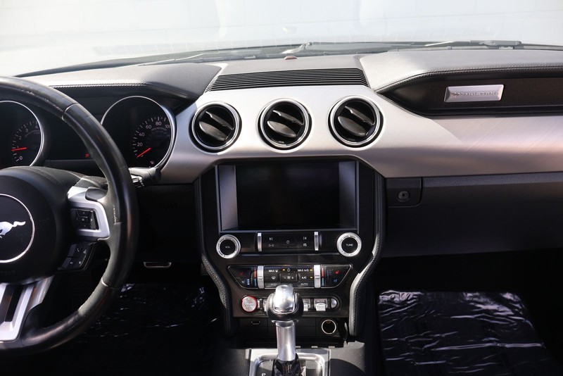 Ford Mustang Vehicle Full-screen Gallery Image 27