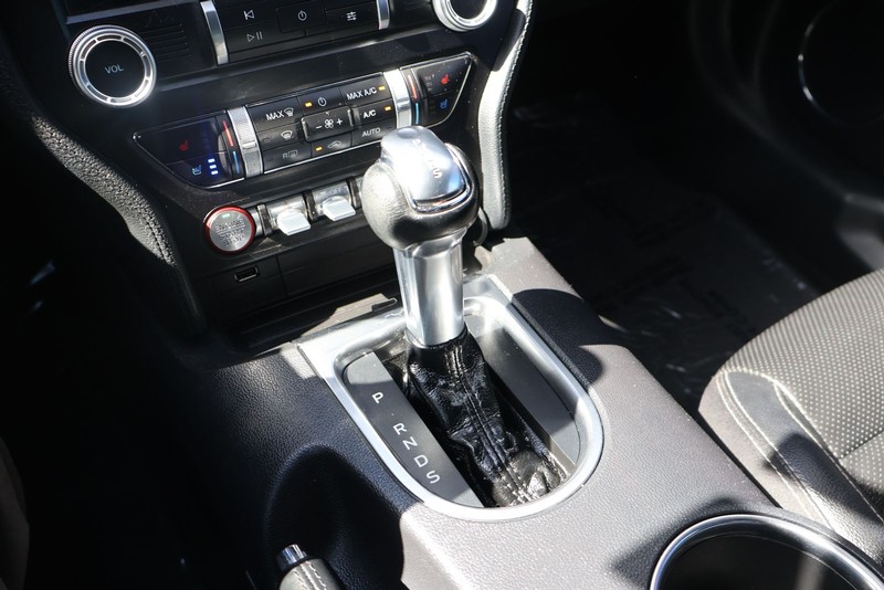 Ford Mustang Vehicle Full-screen Gallery Image 31