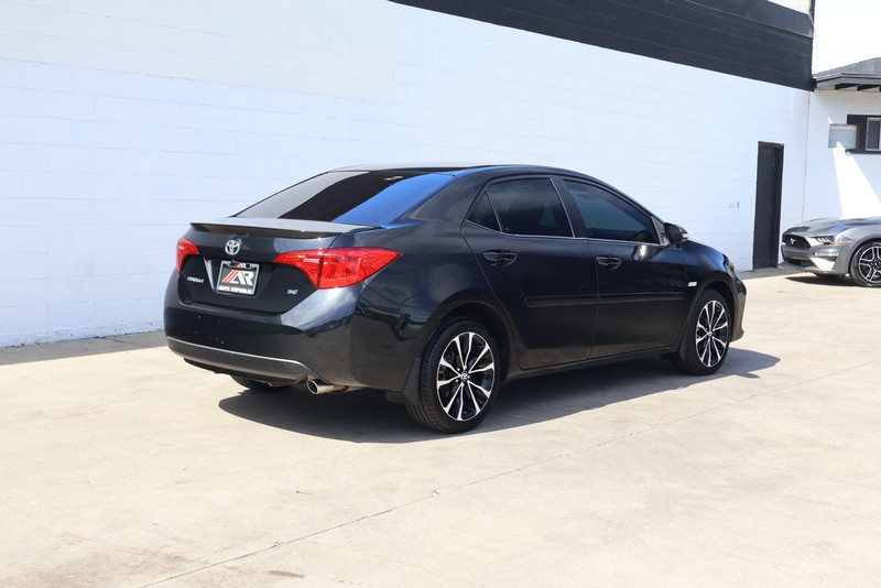 Toyota Corolla Vehicle Full-screen Gallery Image 05