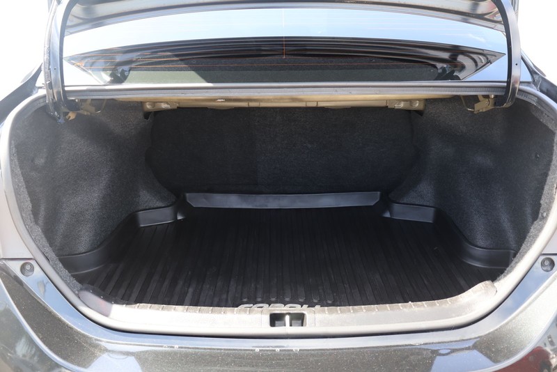 Toyota Corolla Vehicle Full-screen Gallery Image 08