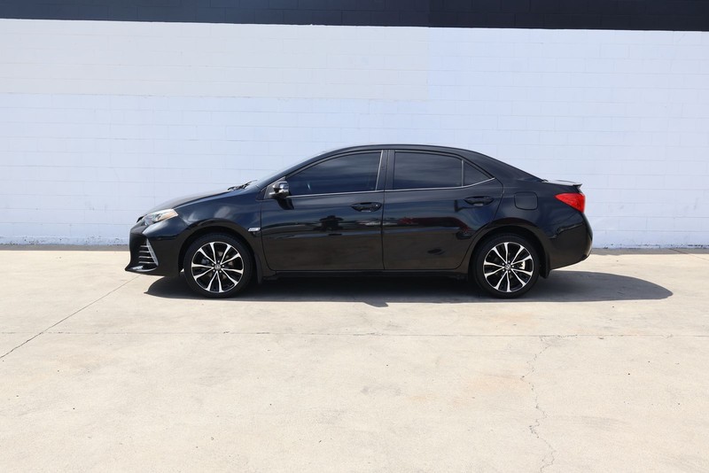 Toyota Corolla Vehicle Full-screen Gallery Image 10