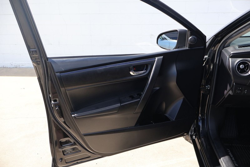 Toyota Corolla Vehicle Full-screen Gallery Image 14