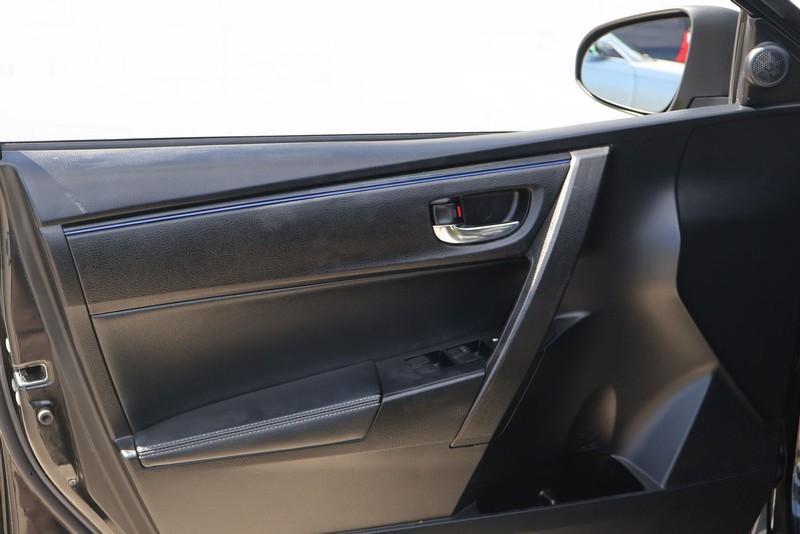 Toyota Corolla Vehicle Full-screen Gallery Image 15