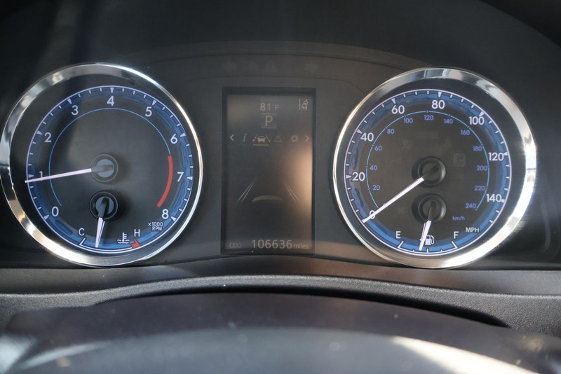 Toyota Corolla Vehicle Full-screen Gallery Image 23