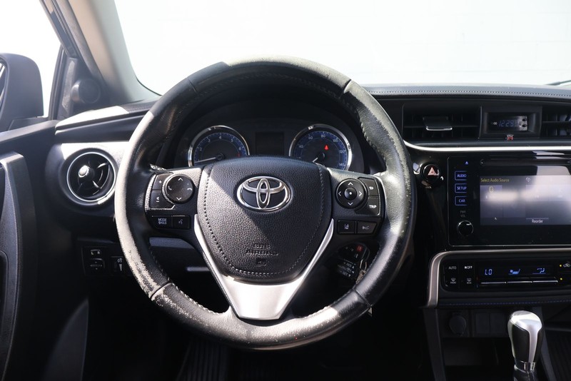 Toyota Corolla Vehicle Full-screen Gallery Image 24