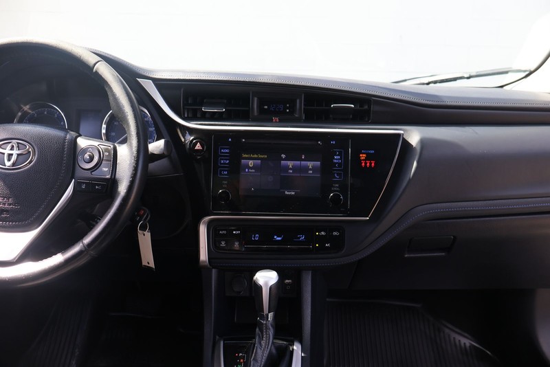 Toyota Corolla Vehicle Full-screen Gallery Image 27