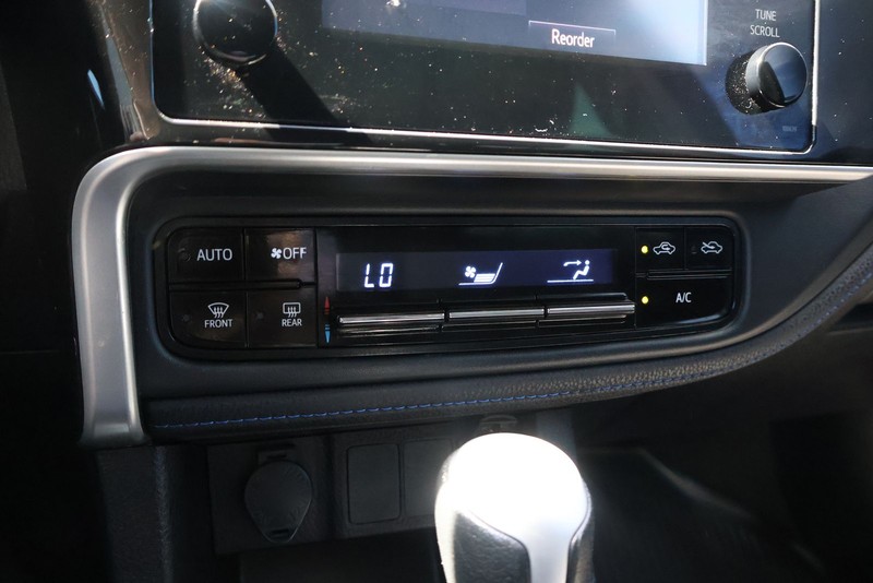 Toyota Corolla Vehicle Full-screen Gallery Image 30