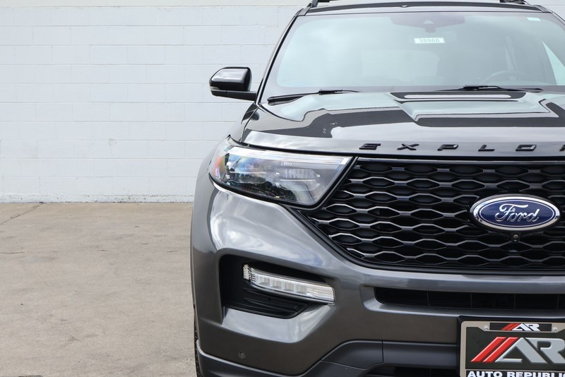 Ford Explorer Vehicle Full-screen Gallery Image 03