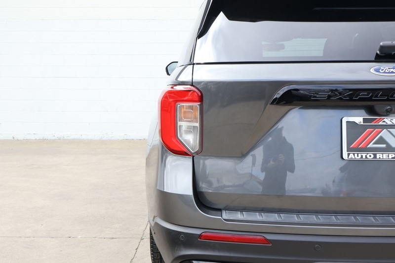 Ford Explorer Vehicle Full-screen Gallery Image 07