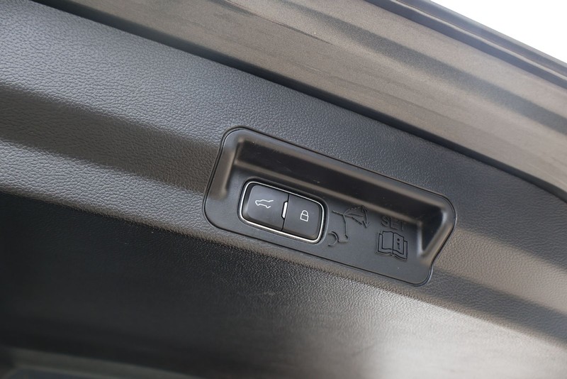 Ford Explorer Vehicle Full-screen Gallery Image 09