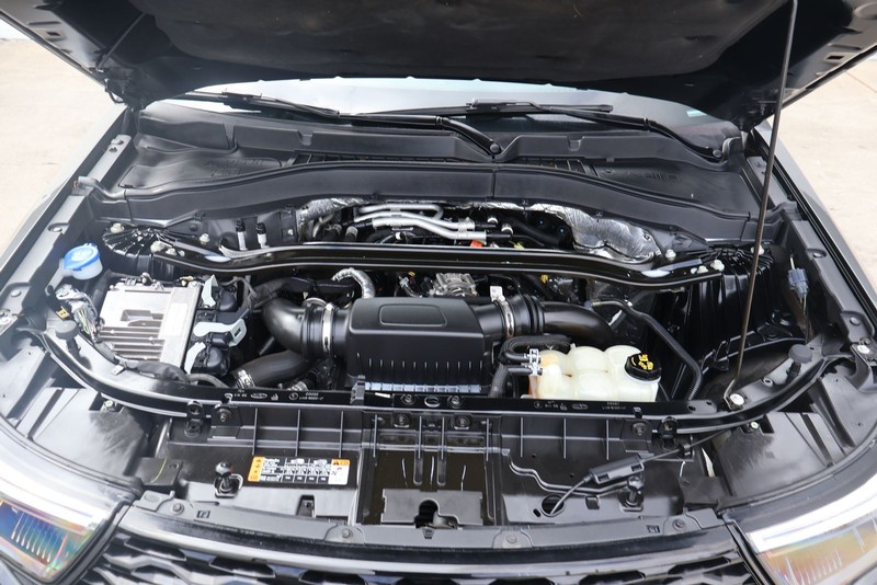 Ford Explorer Vehicle Full-screen Gallery Image 13