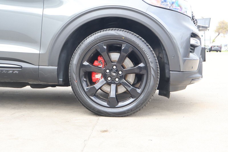 Ford Explorer Vehicle Full-screen Gallery Image 14