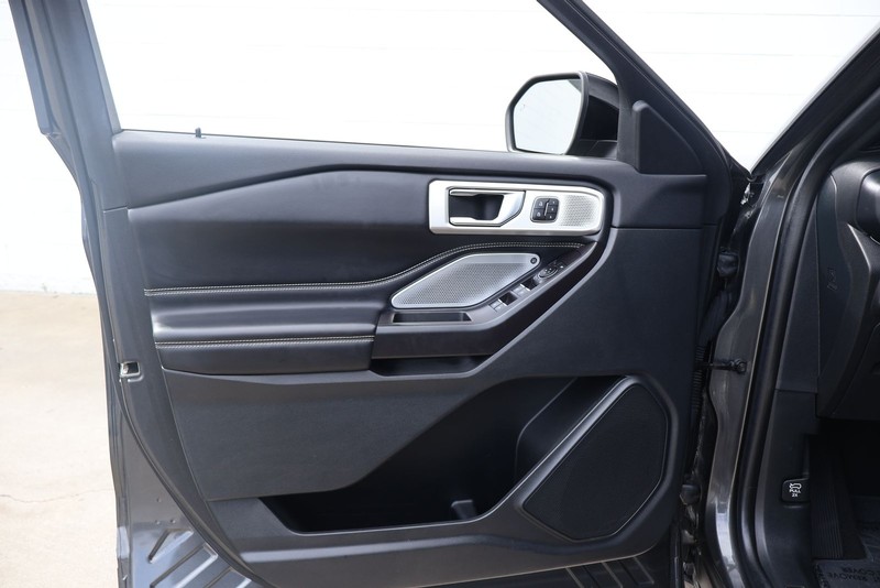 Ford Explorer Vehicle Full-screen Gallery Image 15