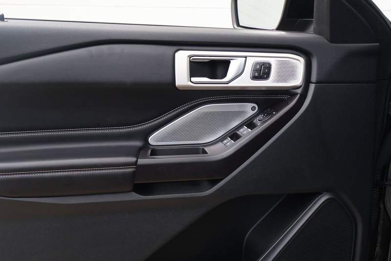 Ford Explorer Vehicle Full-screen Gallery Image 16