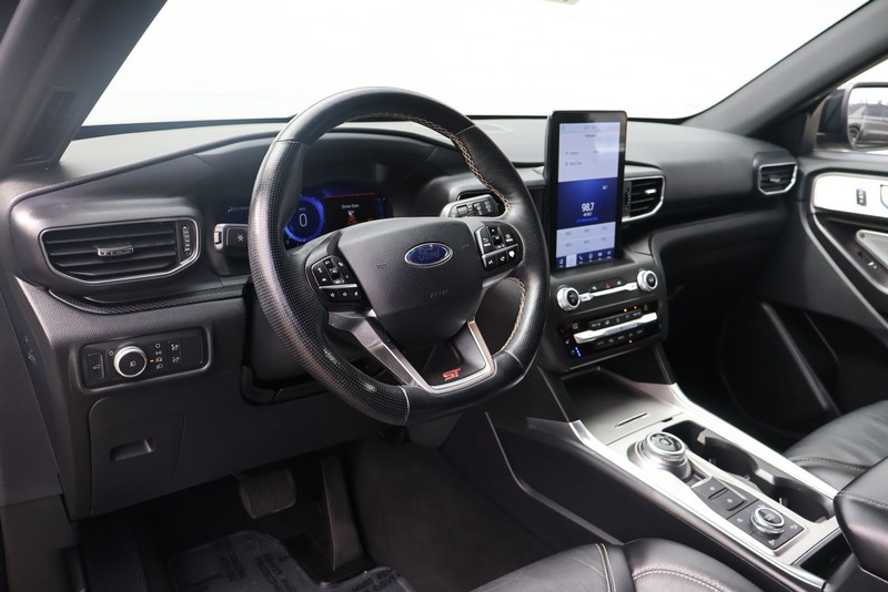 Ford Explorer Vehicle Full-screen Gallery Image 17