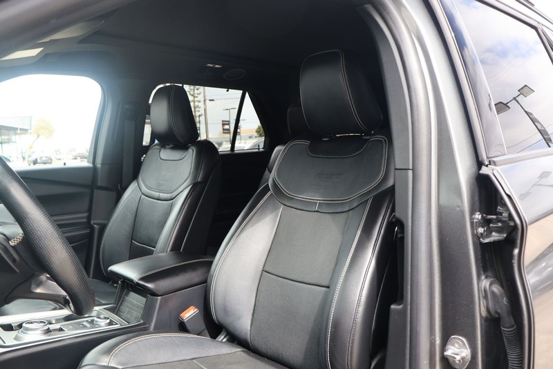 Ford Explorer Vehicle Full-screen Gallery Image 18