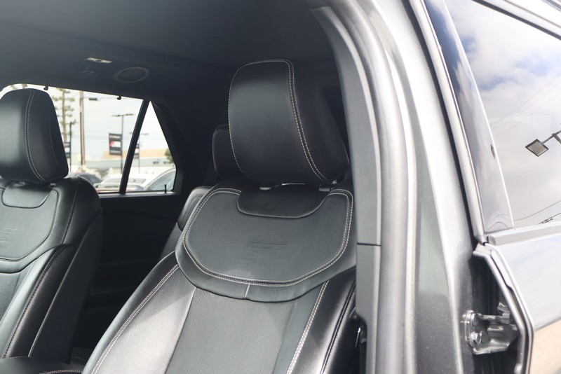 Ford Explorer Vehicle Full-screen Gallery Image 19