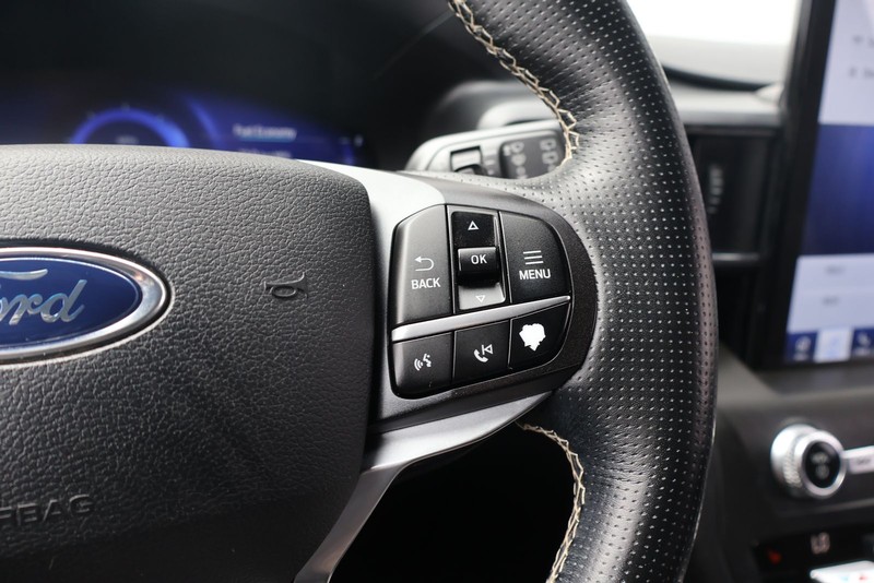 Ford Explorer Vehicle Full-screen Gallery Image 29