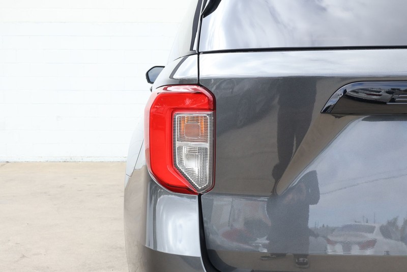 Ford Explorer Vehicle Full-screen Gallery Image 07