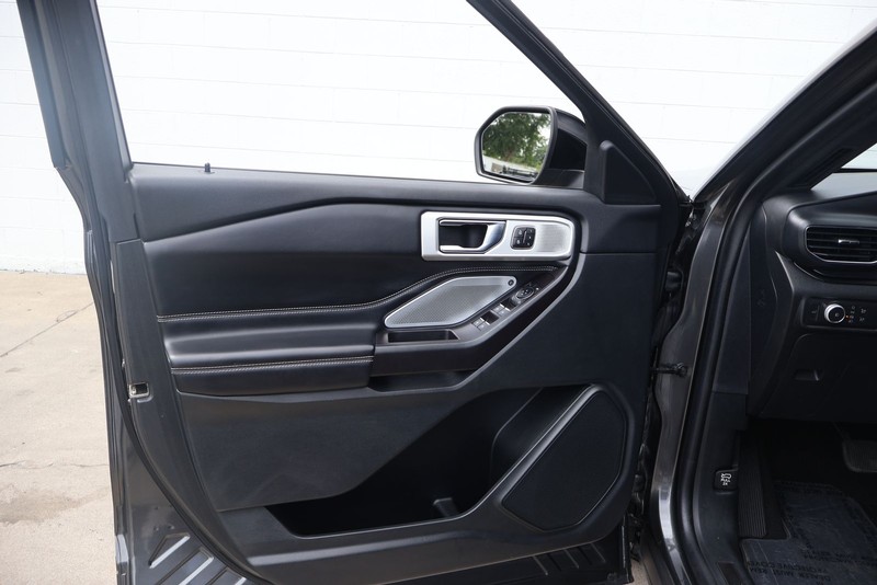 Ford Explorer Vehicle Full-screen Gallery Image 15