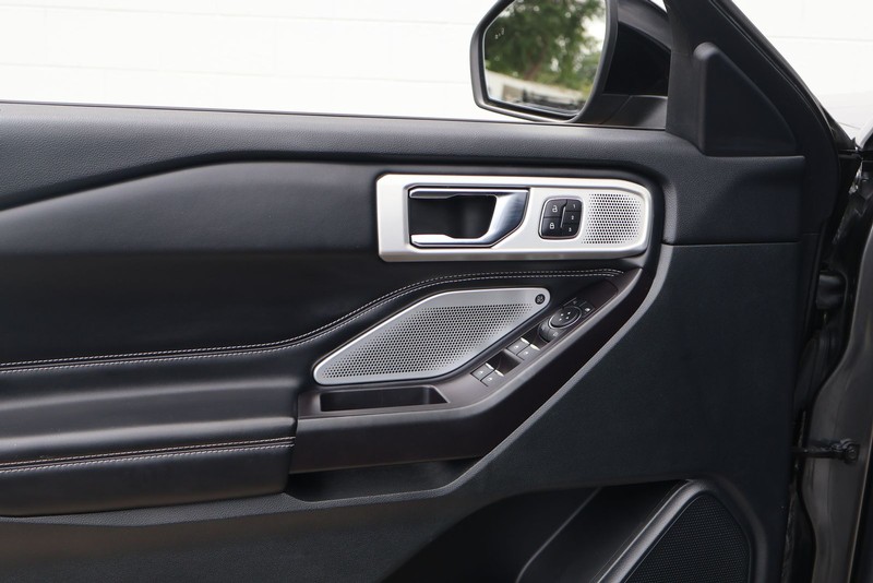 Ford Explorer Vehicle Full-screen Gallery Image 16