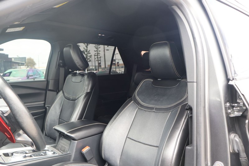 Ford Explorer Vehicle Full-screen Gallery Image 18